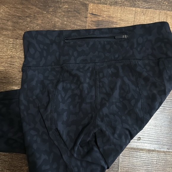 Lululemon cropped black cheetah side pocket leggings - Picture 3 of 5